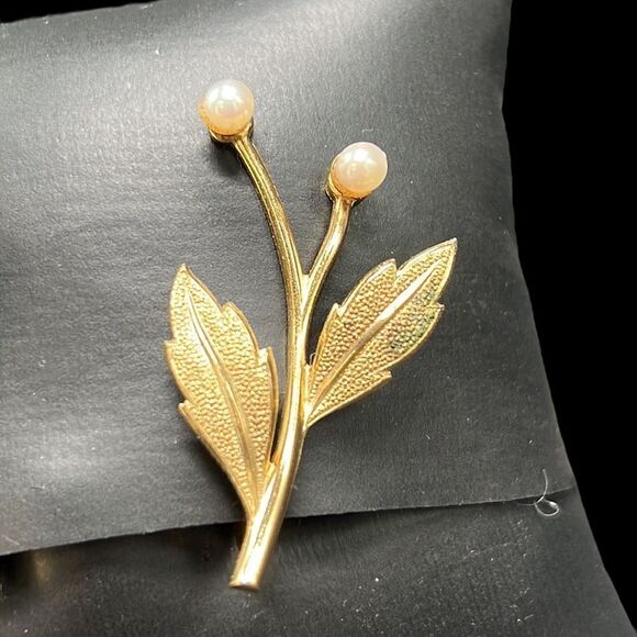 Vintage Clip on Earrings Gold Tone Imitation Faux Pearl Flowers Floral Leaves - Picture 2 of 6